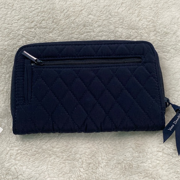 ❄️🆕Vera Bradley Turnlock RFID Wallet “Merry Mischief Snow Day❄️Navy Blue - Picture 2 of 9